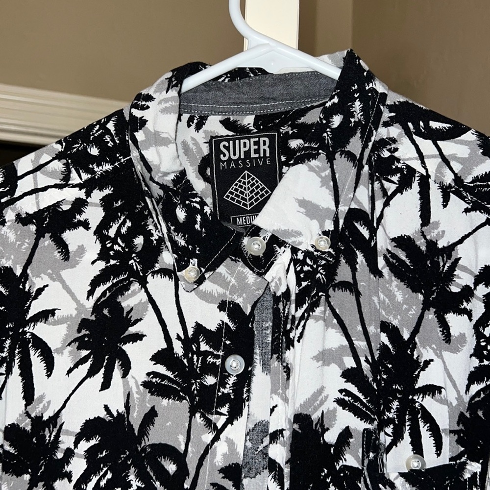 Super Massive brand shirt. Smoke/pet free home. Great condition. No holes/stains